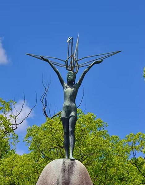 Du papier à l'arbre - Statue de Sadako Sasaki dans le parc de la paix à Hiroshima - légende des 1000 grues - crédit ArminEP sur Pixabay