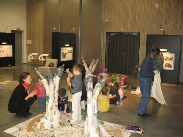 sculpture collective Du papier à l'arbre : enfants et adultes participent ensemble
