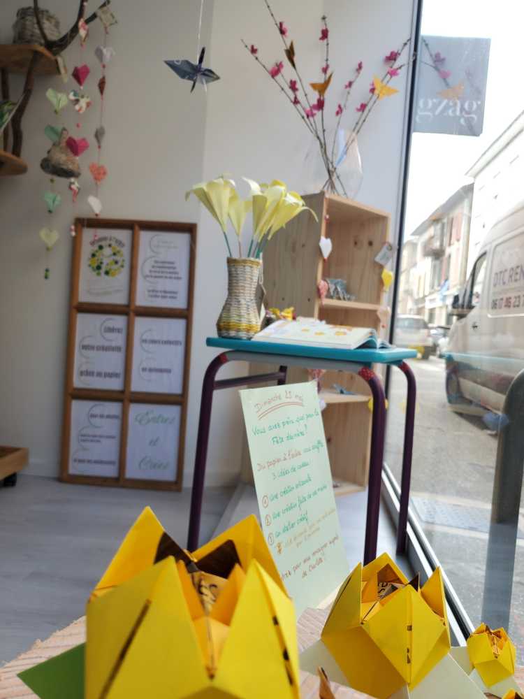 vitrine chez Du papier à l'arbre du 12 mai au 12 juin 2025