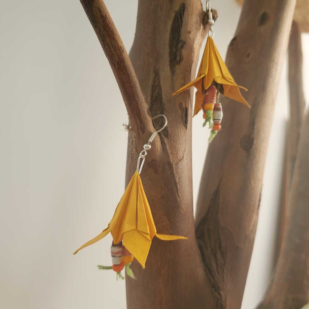 pendentif constitué d'un lys en origami et de perles de papier