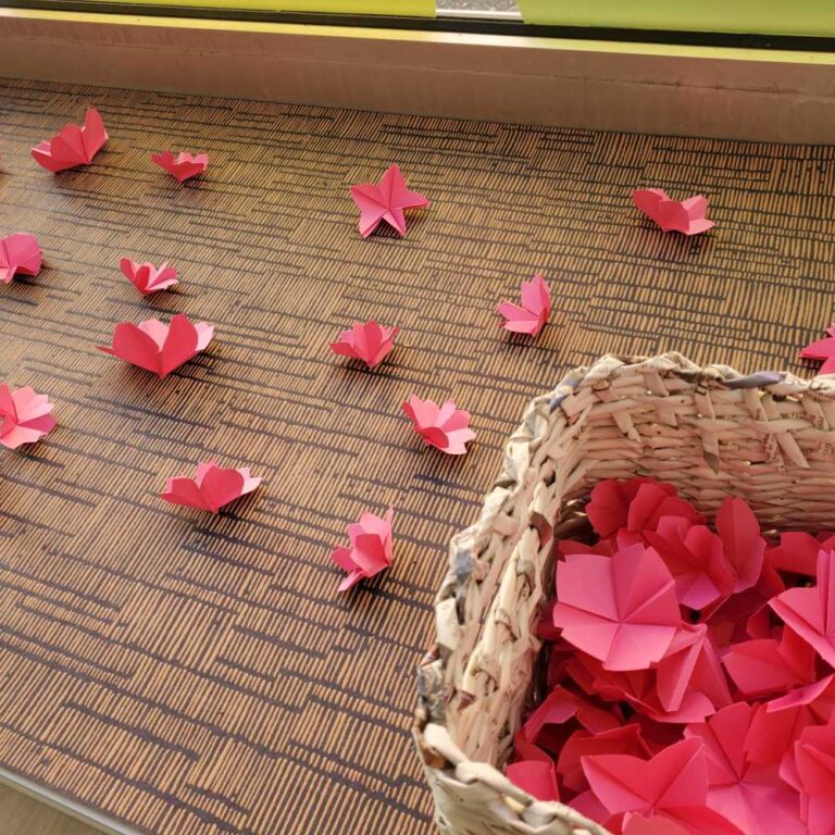 fleurs de sakura en origami, pliées par Charlotte Barbut, artisane d'art d'objets en papier et/ou carton sous le nom "Du papier à l'arbre"