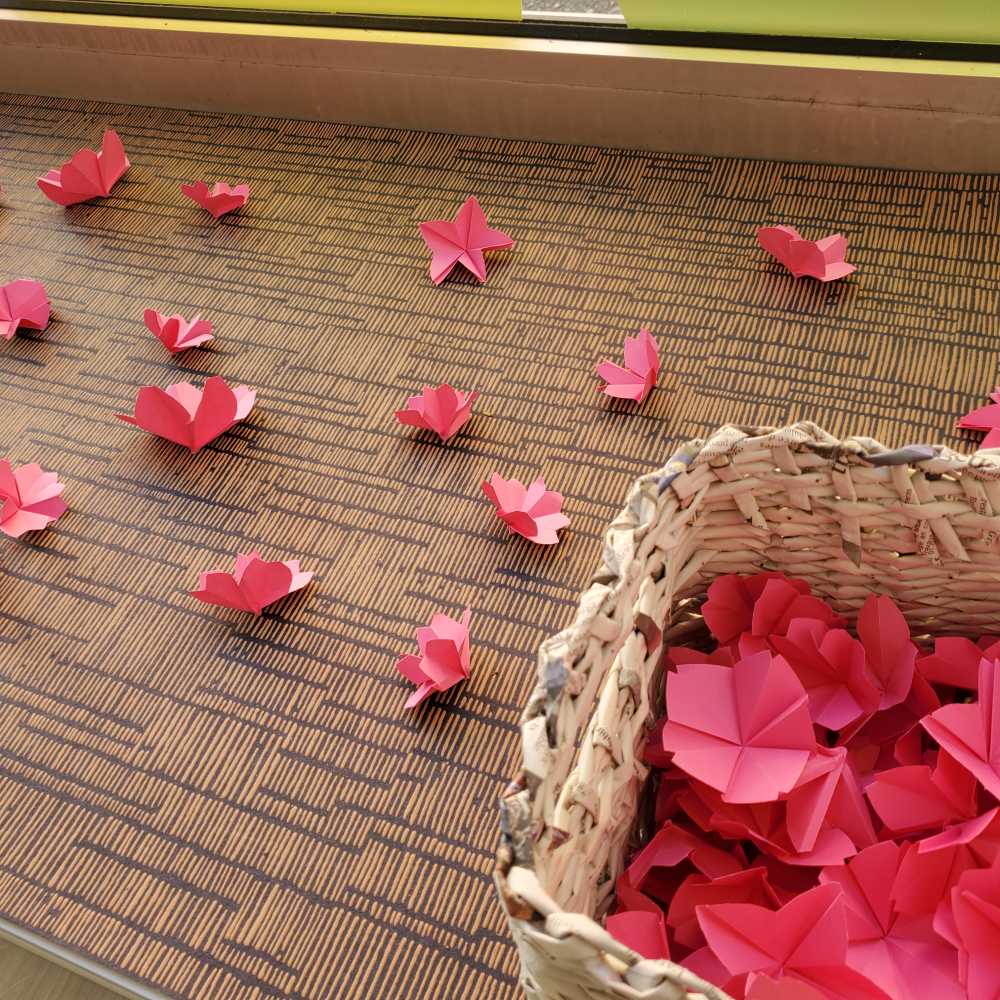 fleurs de sakura en origami dans l'atelier-boutique "Du papier à l'arbre", pliées par Charlotte Barbut