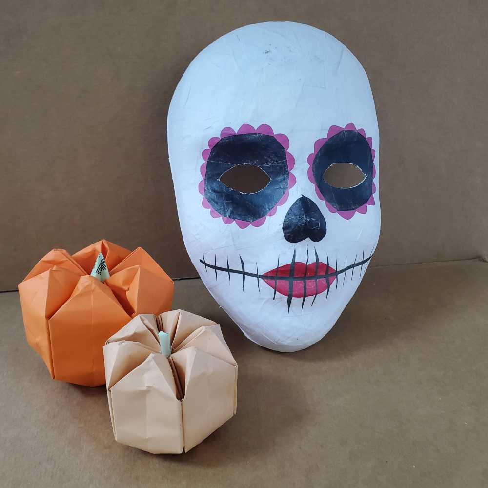 masque en papier mâché s'inspirant des maquillages de dia de los muertos au Mexique, par Charlotte Barbut, artisane d'art sous le nom Du papier à l'arbre