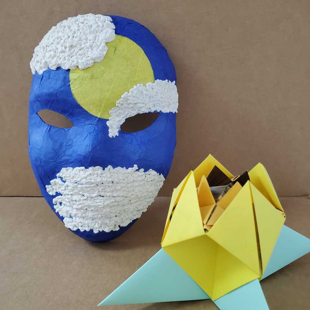 masque en papier mâché et fleur en origami modulaire