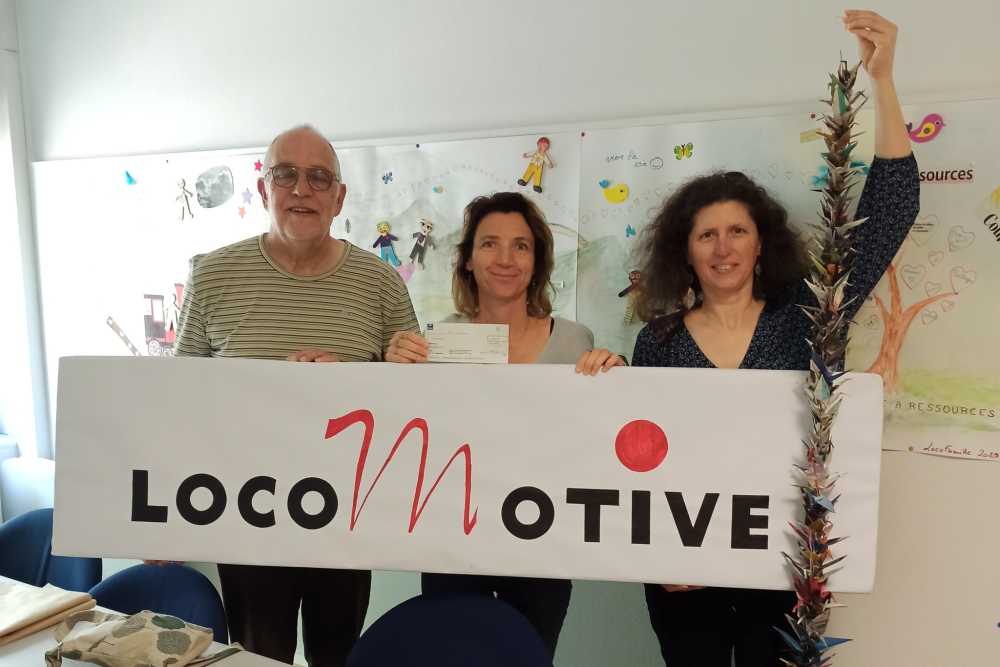 remise des 1000 grues en origami issues du 1er défi organisé par Charlotte Barbut, artisane d'art sous le nom Du papier à l'arbre, au profit de l'association Locomotive.