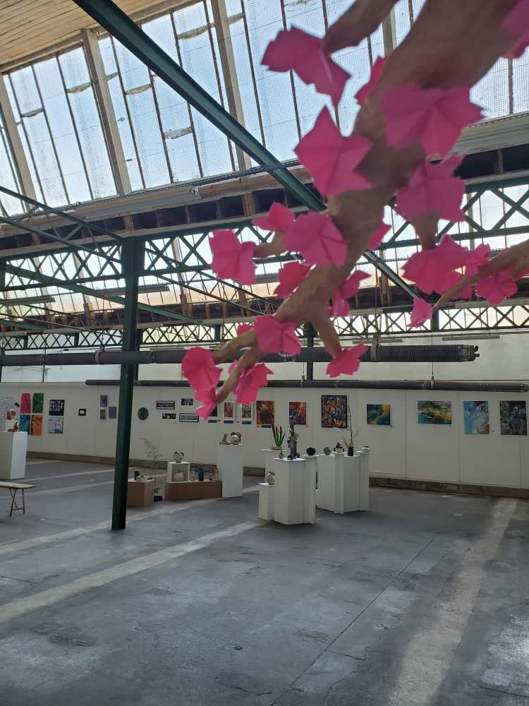 L'exposition "Fragments de temps" de l'association "Au long de la D73" dans l'espace Gyltiss à Gillonnay, vue au pied de l'installation "Hanami ou regarder les fleurs" de Charlotte Barbut