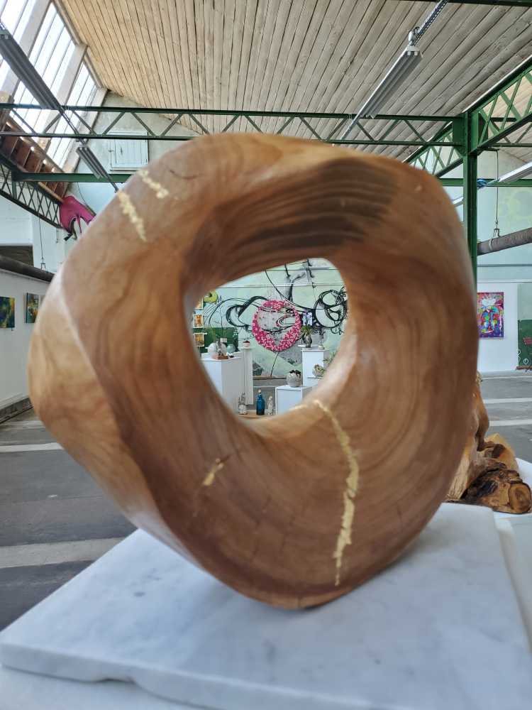 L'installation "Octobre Rose 2025" de Charlotte Barbut, vue à travers une sculpture de Catherine Roc