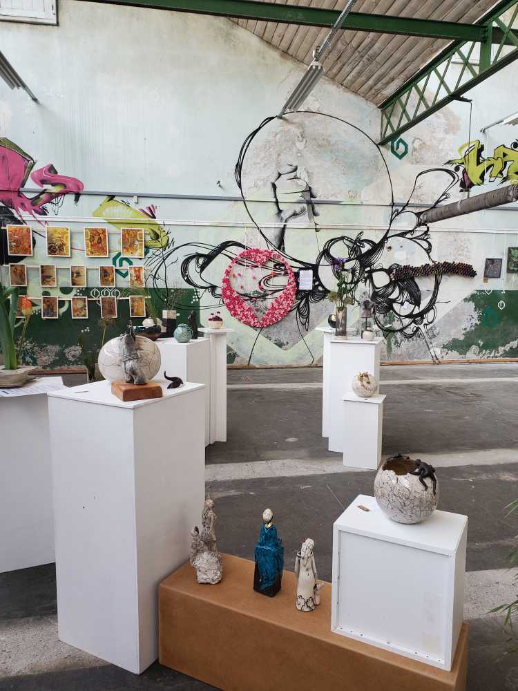 L'installation "Octobre Rose 2025" de Charlotte Barbut, vue en arrière-plan des céramiques de Anne-Marie Guillaud et à côté des peintures de Eric Gandit