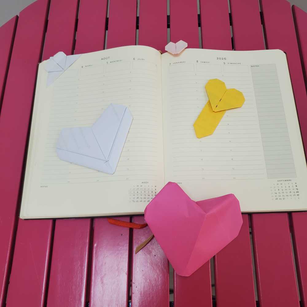 différents modèles de cœurs en origami qui peuvent être pliés au cours d'un atelier créatif chez Du papier à l'arbre