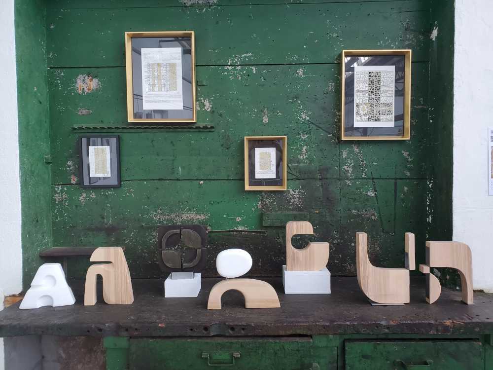 une partie des œuvres de Marie-Laure Teisseire dans l'exposition "Fragments de temps" de l'association "Au long de la D73" dans l'espace Gyltiss à Gillonnay