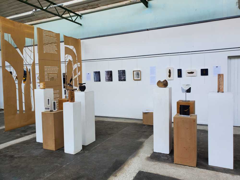 une partie des œuvres de Marie-Laure Teisseire dans l'exposition "Fragments de temps" de l'association "Au long de la D73" dans l'espace Gyltiss à Gillonnay