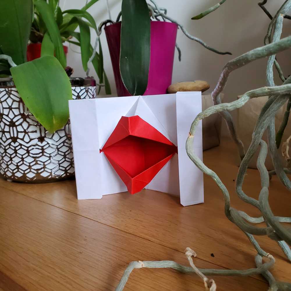 origami d'une bouche qui rit