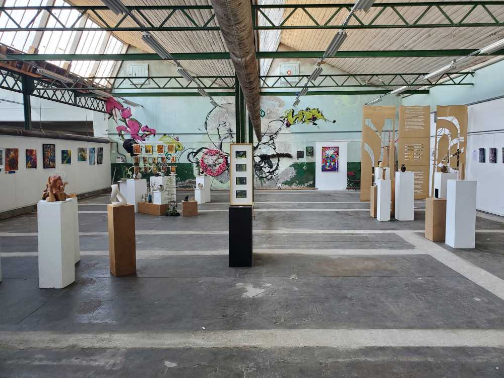 une vue d'ensemble de l'exposition "Fragments de temps" de l'association "Au long de la D73" dans l'espace Gyltiss à Gillonnay