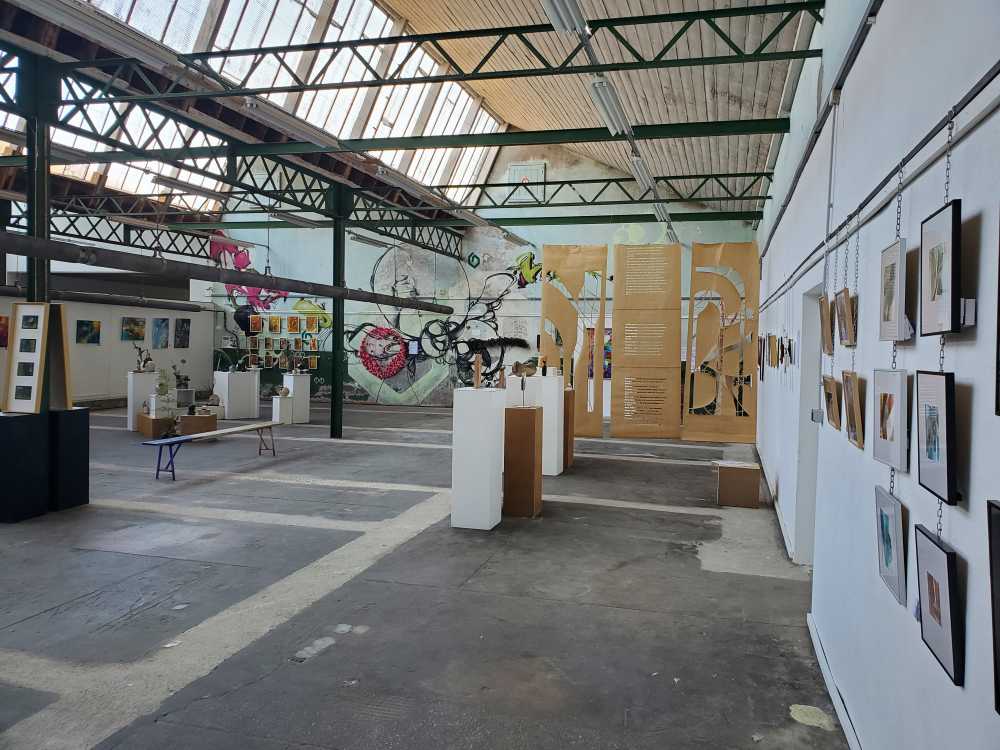 une vue d'ensemble de l'exposition "Fragments de temps" de l'association "Au long de la D73" dans l'espace Gyltiss à Gillonnay