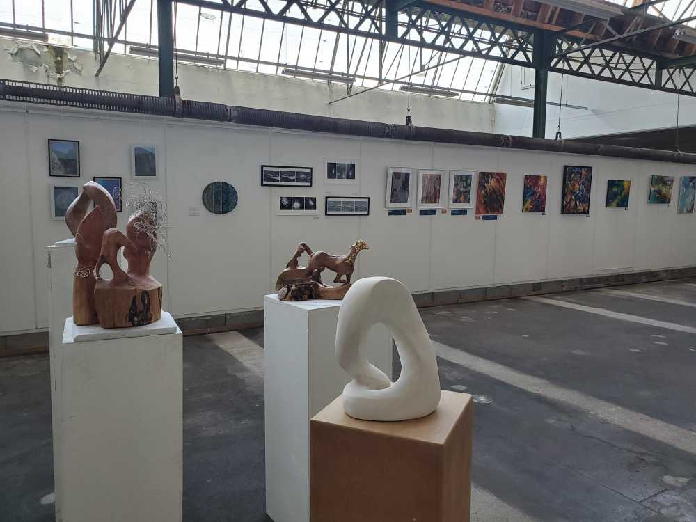 une vue d'ensemble de l'exposition "Fragments de temps" de l'association "Au long de la D73" dans l'espace Gyltiss à Gillonnay