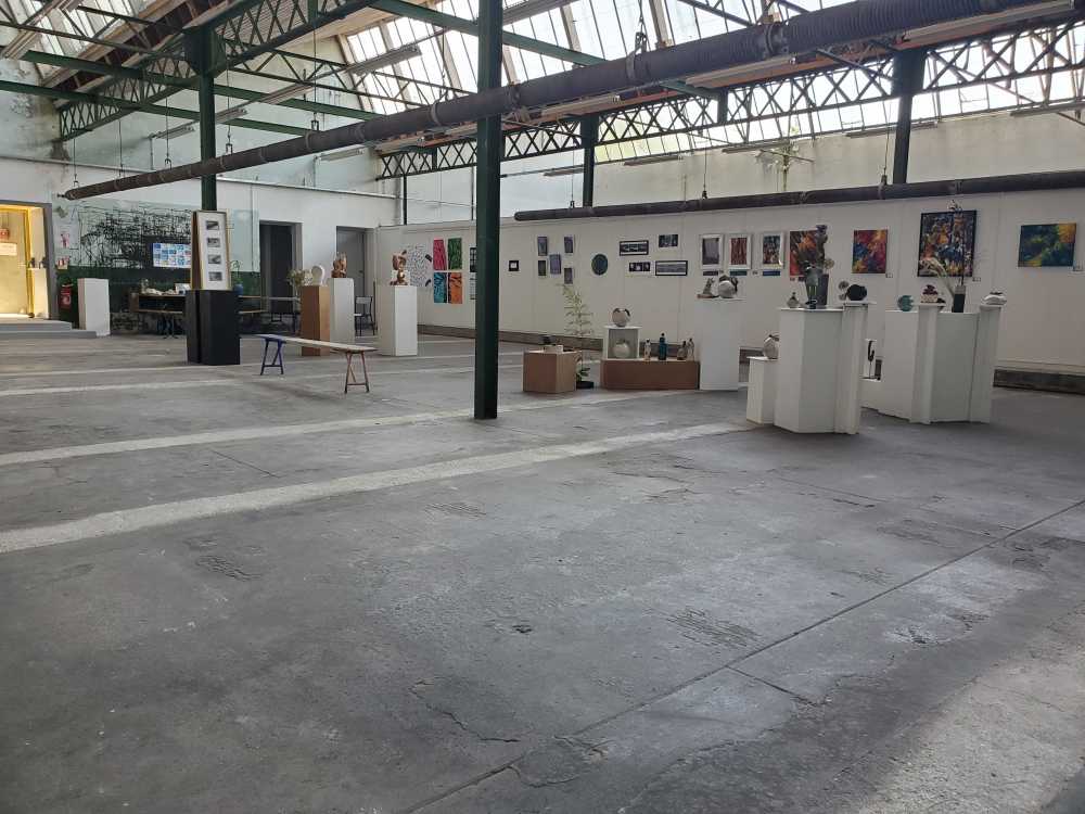 une vue d'ensemble de l'exposition "Fragments de temps" de l'association "Au long de la D73" dans l'espace Gyltiss à Gillonnay