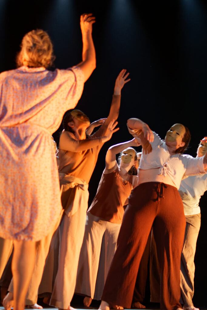 Golems, chorégraphie de l'atelier adulte de l'école de danse associative Résonances, sous la direction artistique de Sarah Goliard - photo de Sébastien Marion