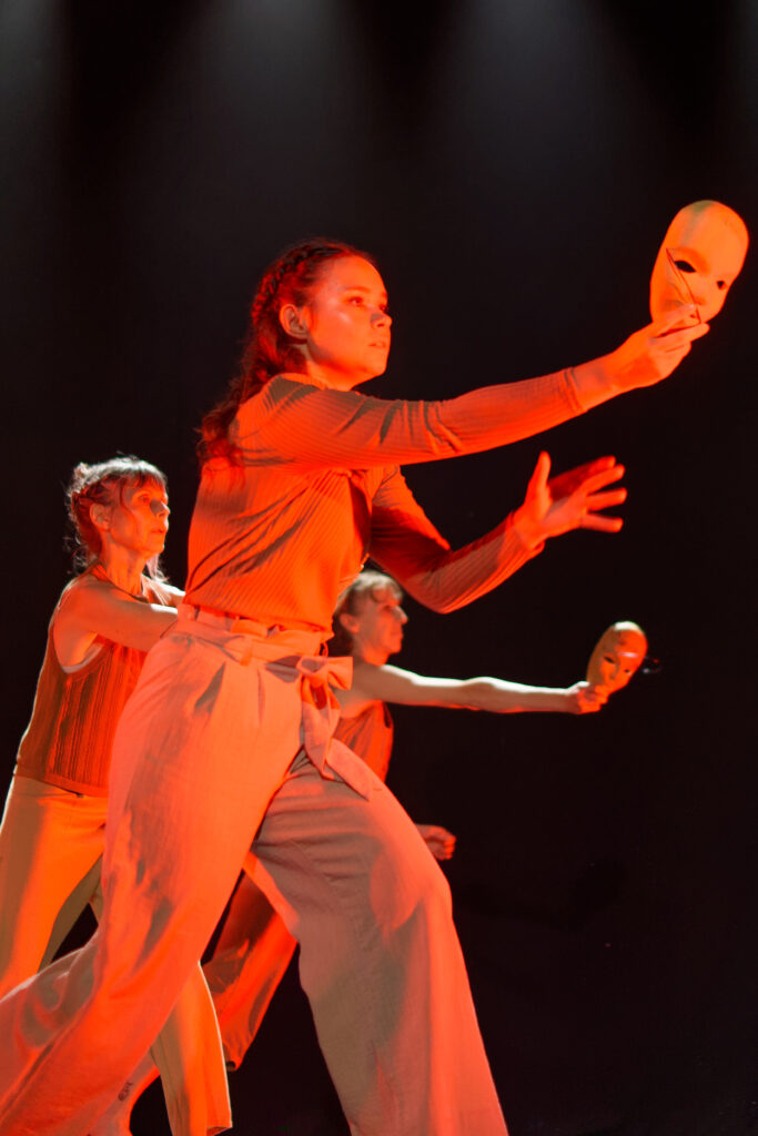 Golems, chorégraphie de l'atelier adulte de l'école de danse associative Résonances, sous la direction artistique de Sarah Goliard - photo de Sébastien Marion