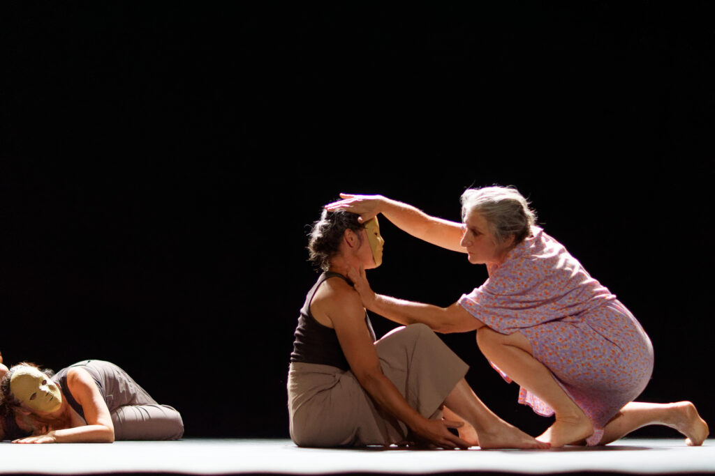 Golems, chorégraphie de l'atelier adulte de l'école de danse associative Résonances, sous la direction artistique de Sarah Goliard - photo de Sébastien Marion