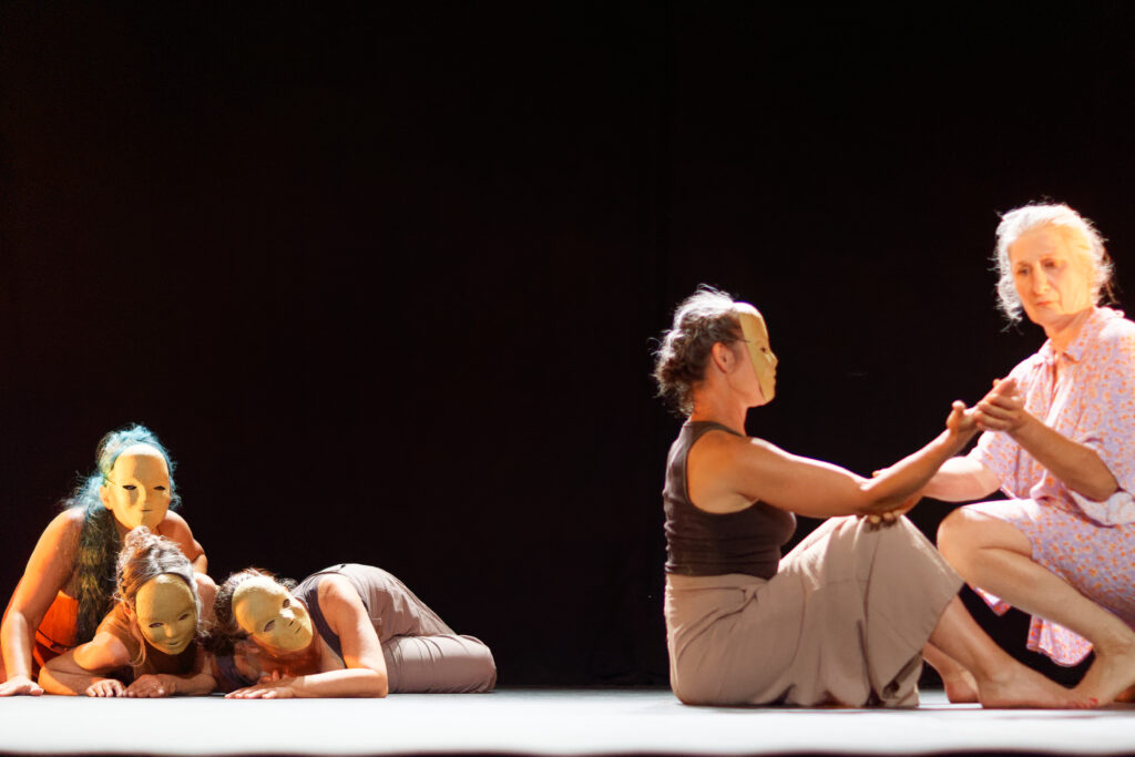 Golems, chorégraphie de l'atelier adulte de l'école de danse associative Résonances, sous la direction artistique de Sarah Goliard - photo de Sébastien Marion