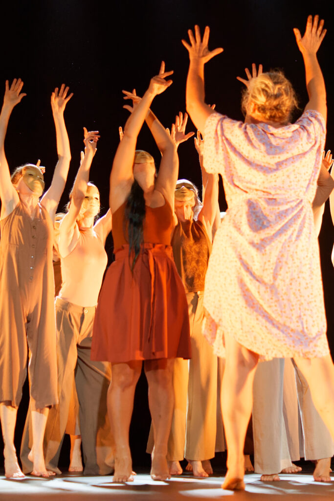 Golems, chorégraphie de l'atelier adulte de l'école de danse associative Résonances, sous la direction artistique de Sarah Goliard - photo de Sébastien Marion