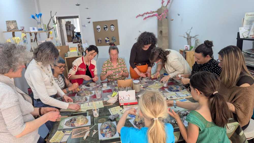 Des danseuses de l'atelier adulte de l'école de danse associative Résonances à la Côte-Saint-André se sont réunis un après-midi dans l'atelier Du papier à l'arbre pour créer leurs masques de golem, en papier mâché.