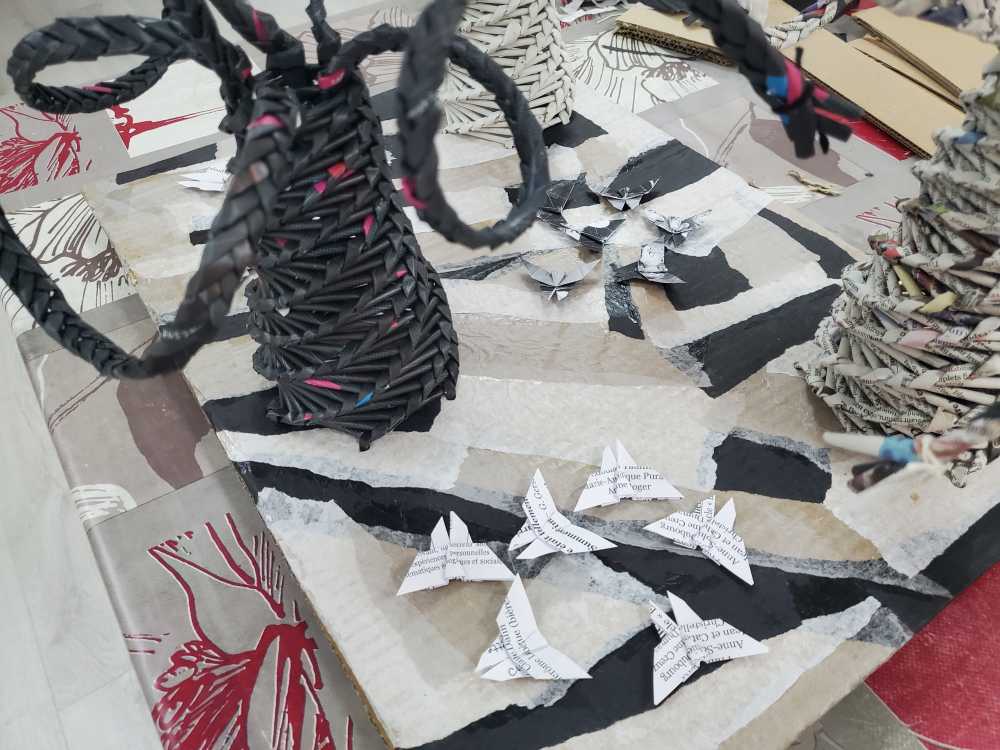 Œuvre "Phalène du bouleau" en cours de création 2 - vannerie papier et origami - Charlotte Barbut - Du papier à l'arbre