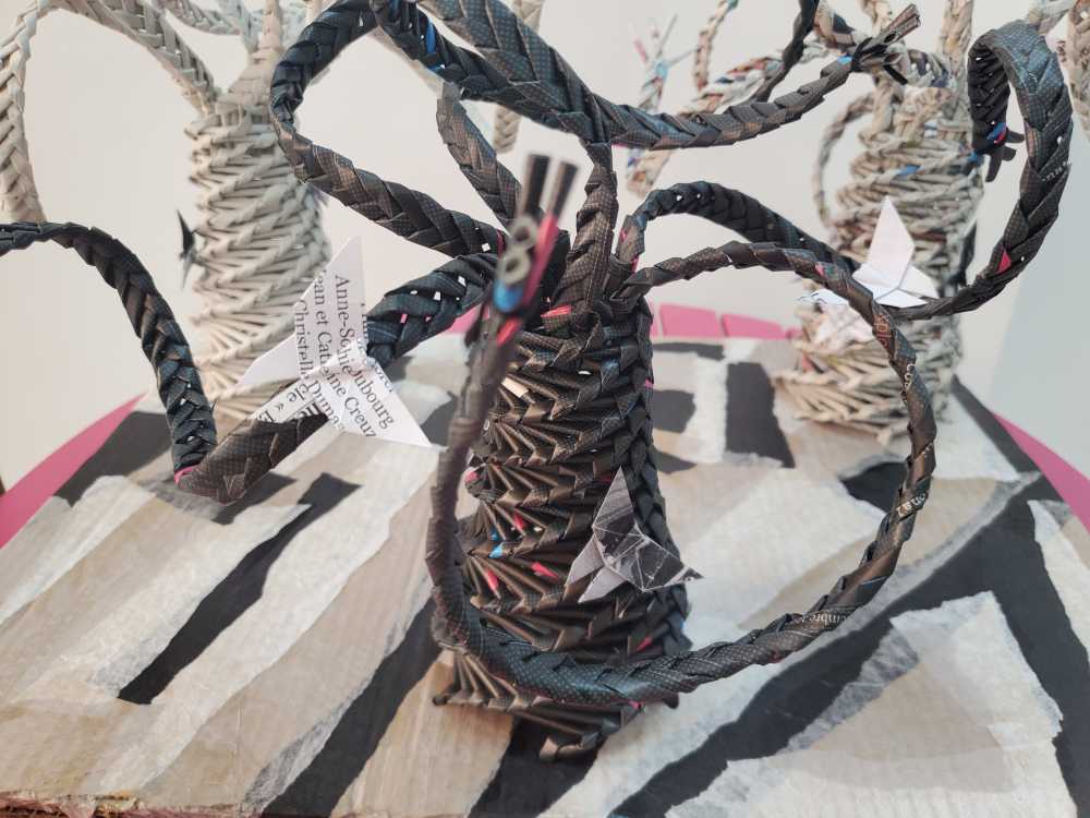 Œuvre "Phalène du bouleau" zoom 2 - vannerie papier et origami - Charlotte Barbut - Du papier à l'arbre
