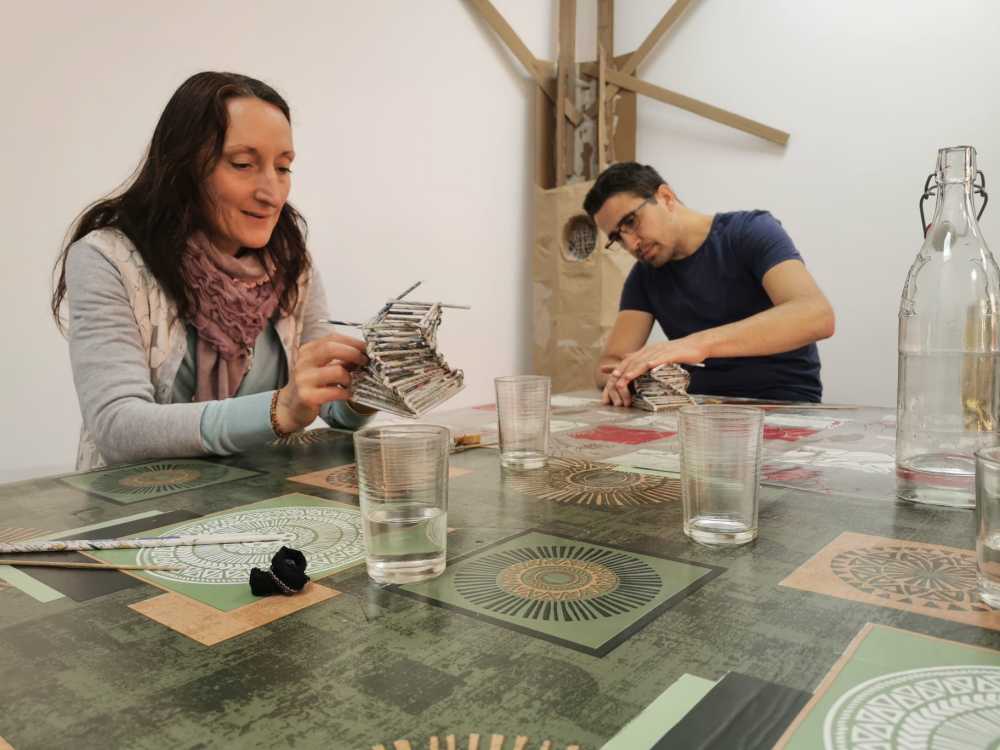 atelier vannerie papier avec la question de comment on tisse des liens au sein d'une équipe, par Charlotte Barbut, Du papier à l'arbre
crédit photo : Emilie Marmion (https://emlelundi.fr/)