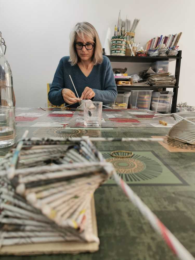 atelier vannerie papier avec la question de comment on tisse des liens au sein d'une équipe, par Charlotte Barbut, Du papier à l'arbre
crédit photo : Emilie Marmion (https://emlelundi.fr/)