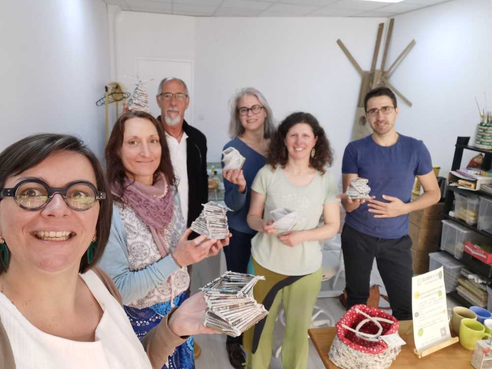 atelier vannerie papier avec la question de comment on tisse des liens au sein d'une équipe, par Charlotte Barbut, Du papier à l'arbre
crédit photo : Emilie Marmion (https://emlelundi.fr/)