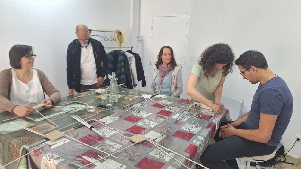 début d'un atelier vannerie papier avec la question de comment on tisse des liens au sein d'une équipe, par Charlotte Barbut, Du papier à l'arbre
crédit photo : Claire Mendez