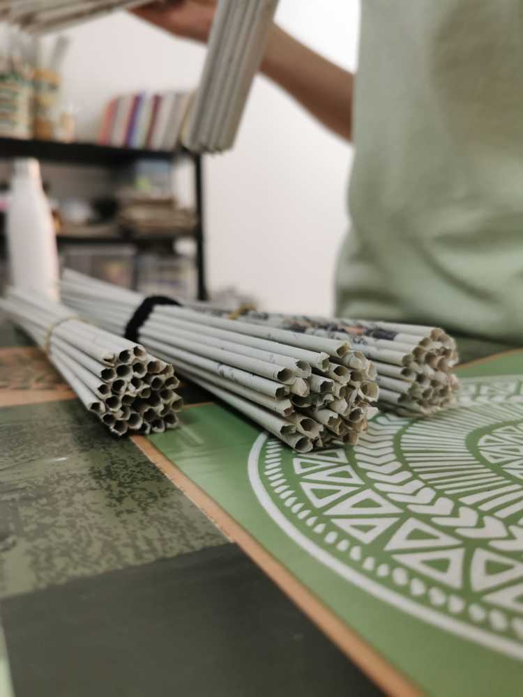 lot de pailles de papier journal pour la vannerie papier, roulées par Charlotte Barbut, artisane d'art d'objets en papier et/ou carton sous le nom Du papier à l'arbre
crédit photo : Emilie Marmion (https://emlelundi.fr/)