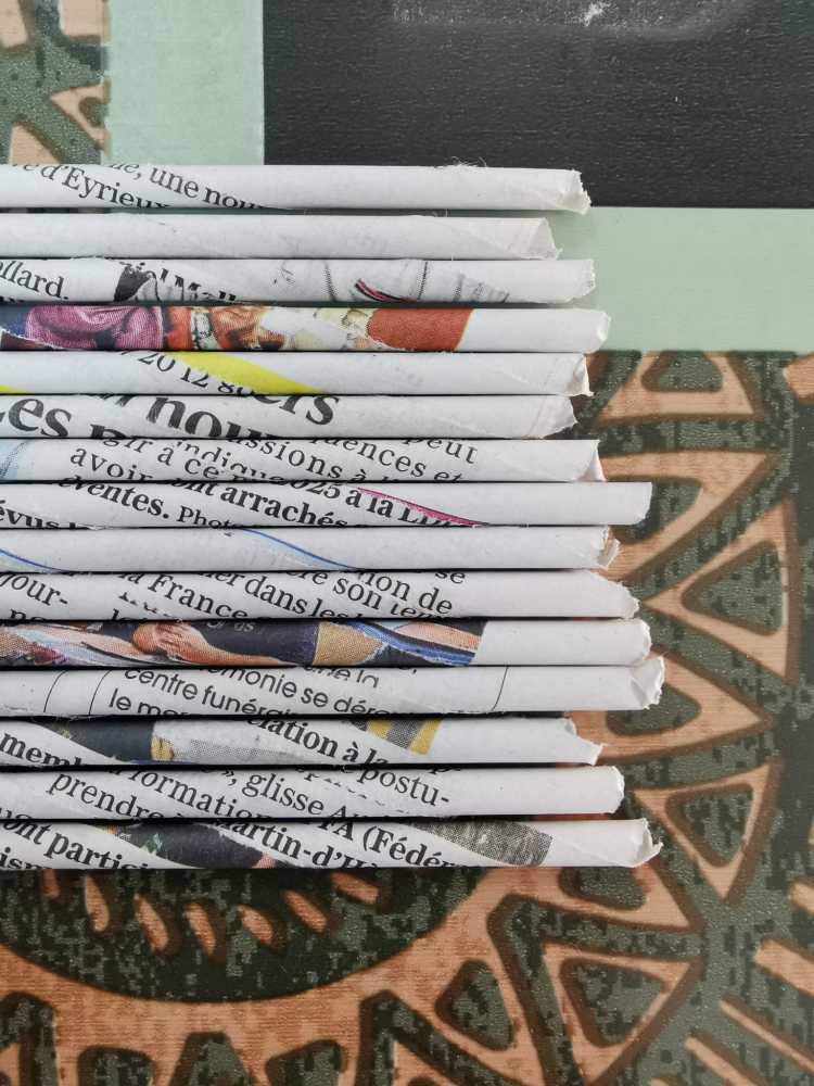 pailles de papier journal pour la vannerie papier, roulées par Charlotte Barbut, artisane d'art d'objets en papier et/ou carton sous le nom Du papier à l'arbre
crédit photo : Emilie Marmion (https://emlelundi.fr/)